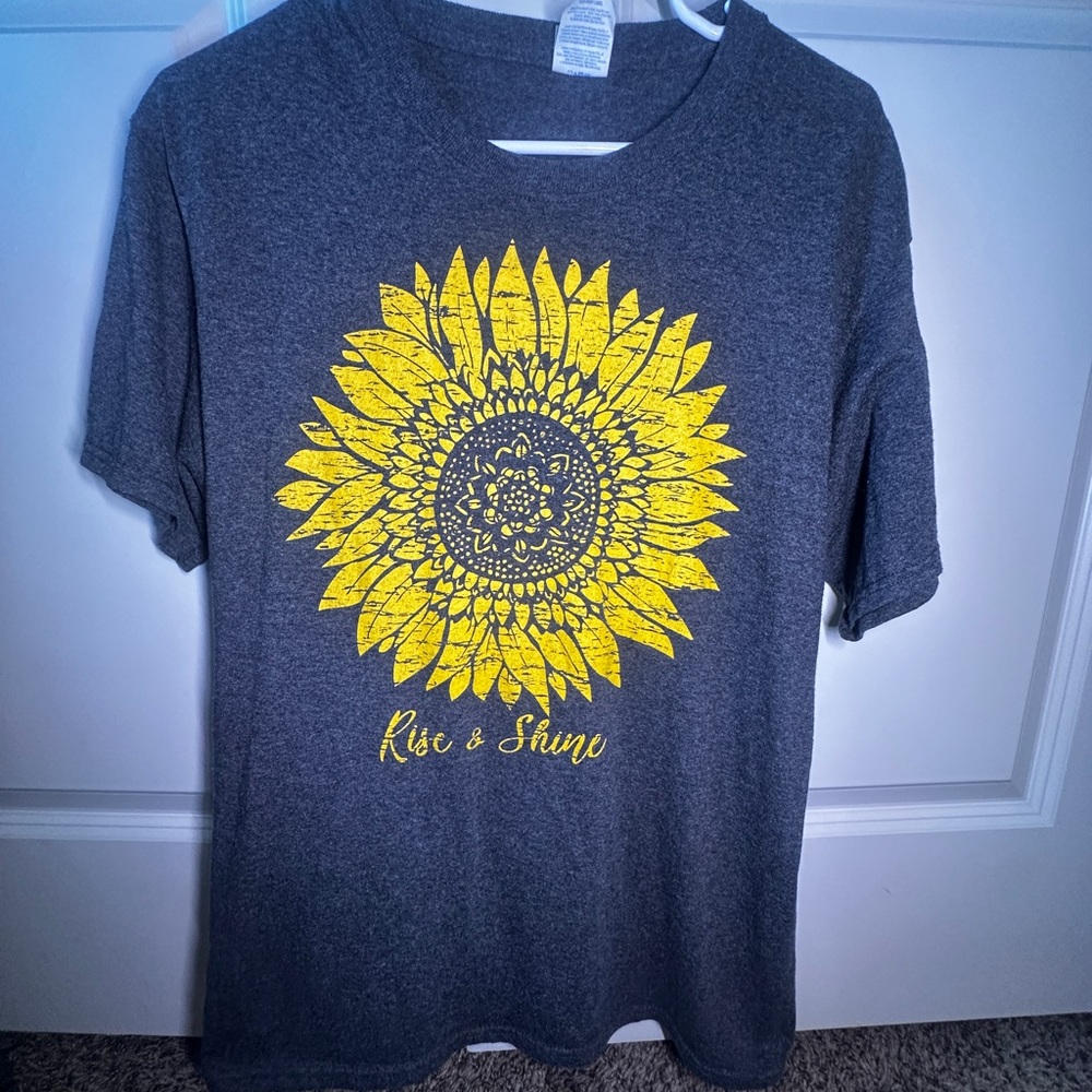 Port and Company Gray T-Shirt with Yellow Sunflower